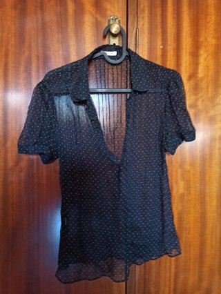 Blusa negra con transparencias