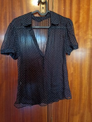 Blusa negra con transparencias
