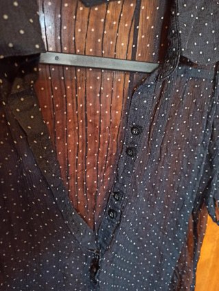 Blusa negra con transparencias