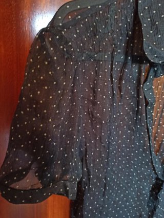Blusa negra con transparencias