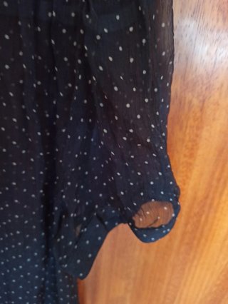 Blusa negra con transparencias