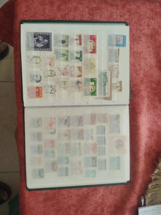 Álbum sellos antiguos varios países más 800 sellos