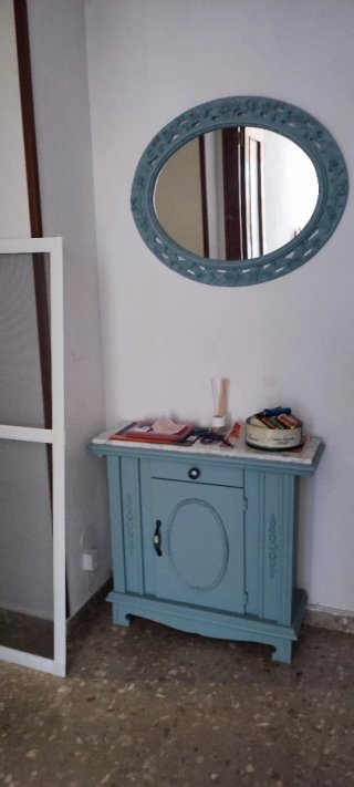 Mueble de entrada azul con espejo