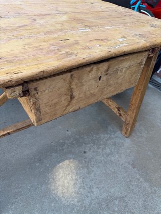 Mesa tocinera antigua con cajón