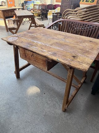 Mesa tocinera antigua con cajón