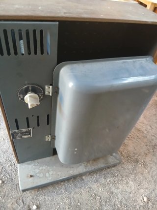 Estufa de gas marrón y dorada