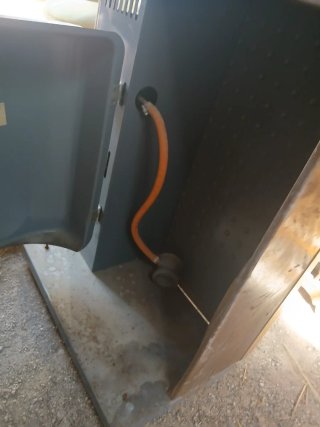 Estufa de gas marrón y dorada