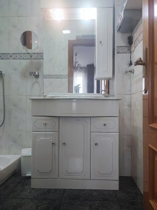 Mueble de baño con espejo y lavabo