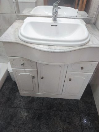 Mueble de baño con espejo y lavabo