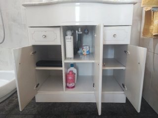 Mueble de baño con espejo y lavabo