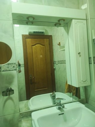 Mueble de baño con espejo y lavabo