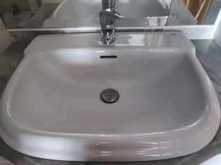 Mueble de baño con espejo y lavabo