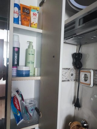 Mueble de baño con espejo y lavabo