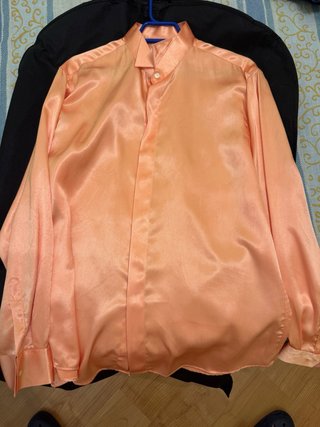 Traje de boda negro con destellos rojos