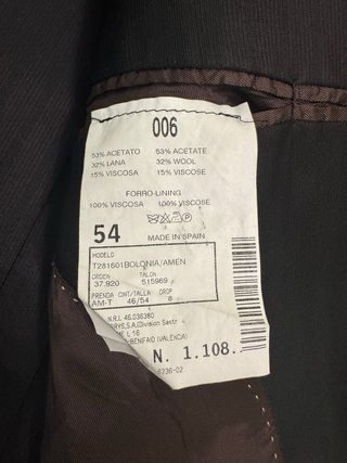 Traje de boda negro con destellos rojos