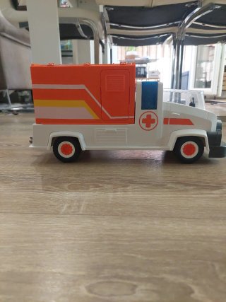 Ambulancia de juguete blanca y naranja