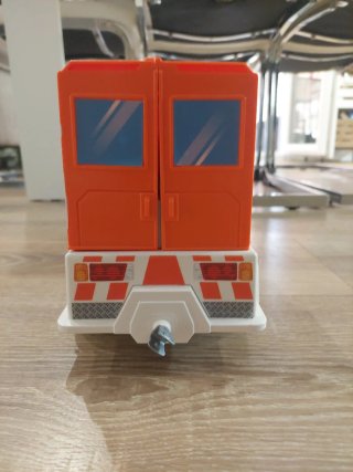 Ambulancia de juguete blanca y naranja