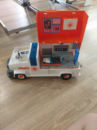 Ambulancia de juguete blanca y naranja