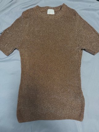 Blusa dorada brillante de punto