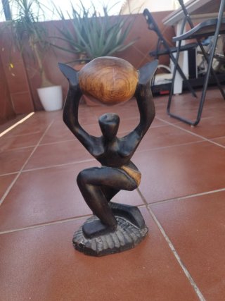 Figura de madera tallada mujer con esfera