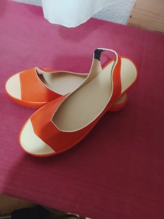 Sandalias de chica naranjas y beige