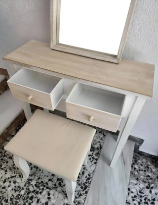 Tocador con espejo y taburete