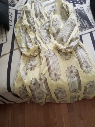 Vestido de verano amarillo con estampado floral