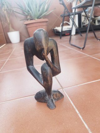 Figura de madera pensador