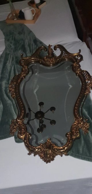 Espejo antiguo dorado con marco ornamentado
