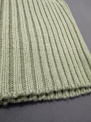 Top canelado verde decote V