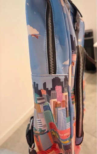 Mochila de viaje con estampado de ciudad