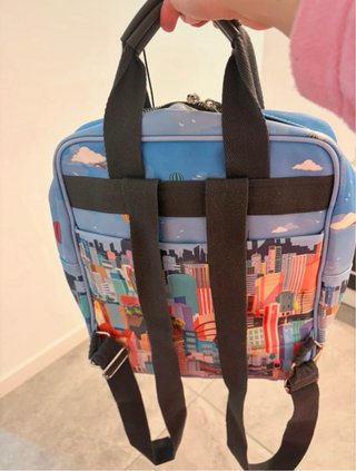 Mochila de viaje con estampado de ciudad