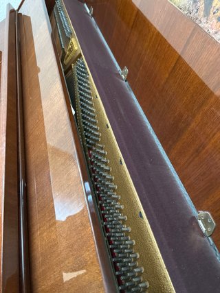 Piano Youngs casi sin uso. Lo vendo por no usar.