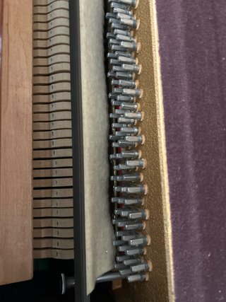 Piano Youngs casi sin uso. Lo vendo por no usar.
