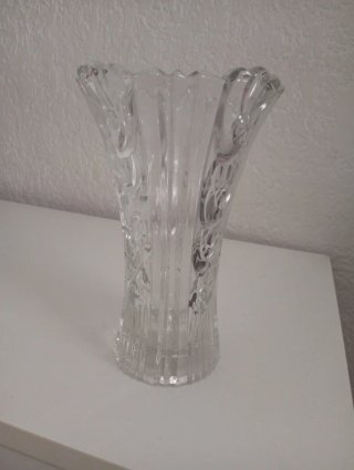 Jarrón de cristal transparente decorado