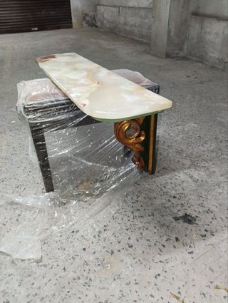 Balda de madera tallada con tapa de marmol veteado