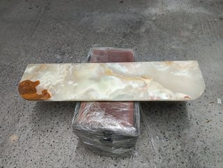 Balda de madera tallada con tapa de marmol veteado