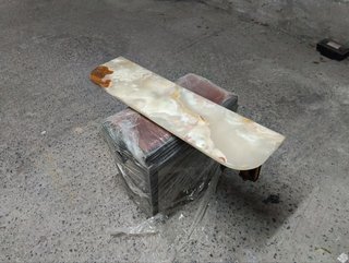 Balda de madera tallada con tapa de marmol veteado