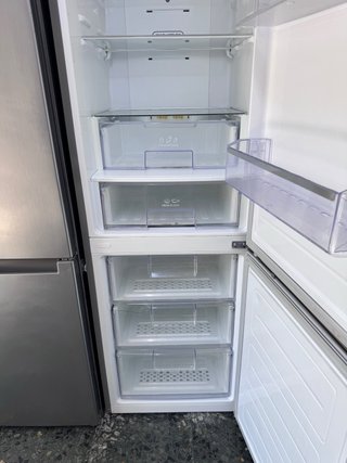 Frigorifero LG argentato con congelatore inferiore