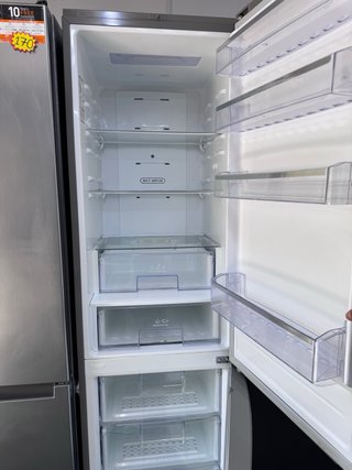 Frigorifero LG argentato con congelatore inferiore
