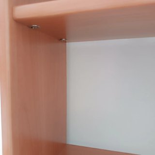 Estantería de madera marrón