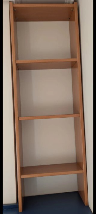 Estantería de madera marrón