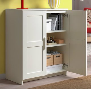 Armario blanco con puertas