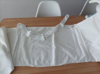 Edredón y chichonera para cuna de bebé.