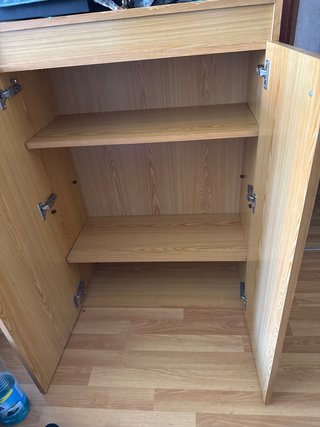 Mueble de madera con puertas
