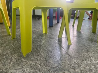 2 Mesas Escolares Trapezoidales y 6 Sillas