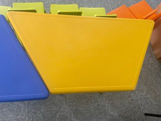 2 Mesas Escolares Trapezoidales y 6 Sillas