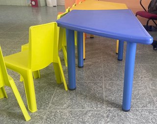 2 Mesas Escolares Trapezoidales y 6 Sillas
