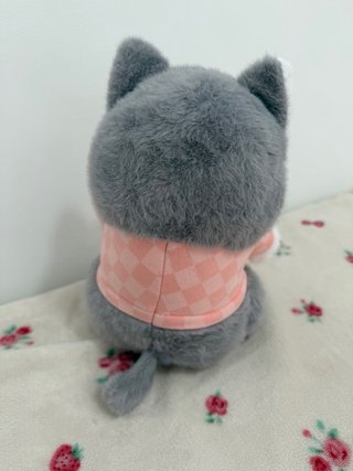 Peluche de perro husky con camiseta rosa