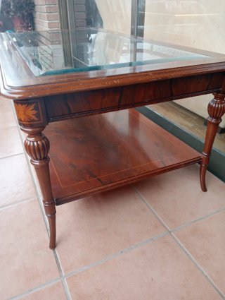 Mesa de centro de madera y cristal